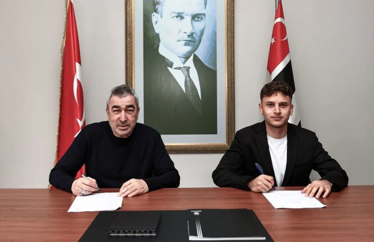 Beşiktaş genç futbolcusuyla profesyonel sözleşme imzaladı - 1. Resim