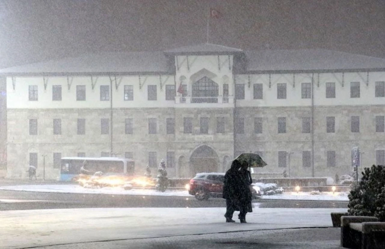 Kartpostallık görüntüler orta çıktı: Baharı beklerken kış geri geldi! - 2. Resim