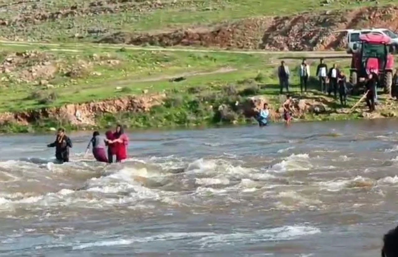 Saniye saniye kaydedildi! Şanlıurfa’da 4 çocuk akıntıya kapıldı - 1. Resim