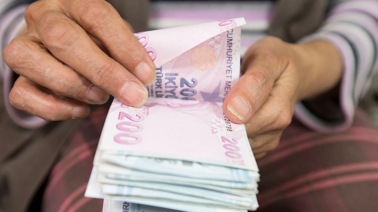 Emeklilere hem ikramiye hem zam! Sosyal Güvenlik Başuzmanı İsa Karakaş'ın işaret ettiği tarih