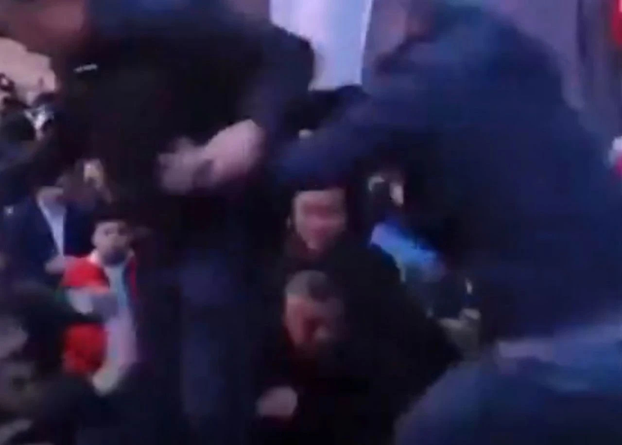 Son dakika! Hatay'da Lütfü Savaş'a saldırı! Sahneden aşağı itti - 1. Resim