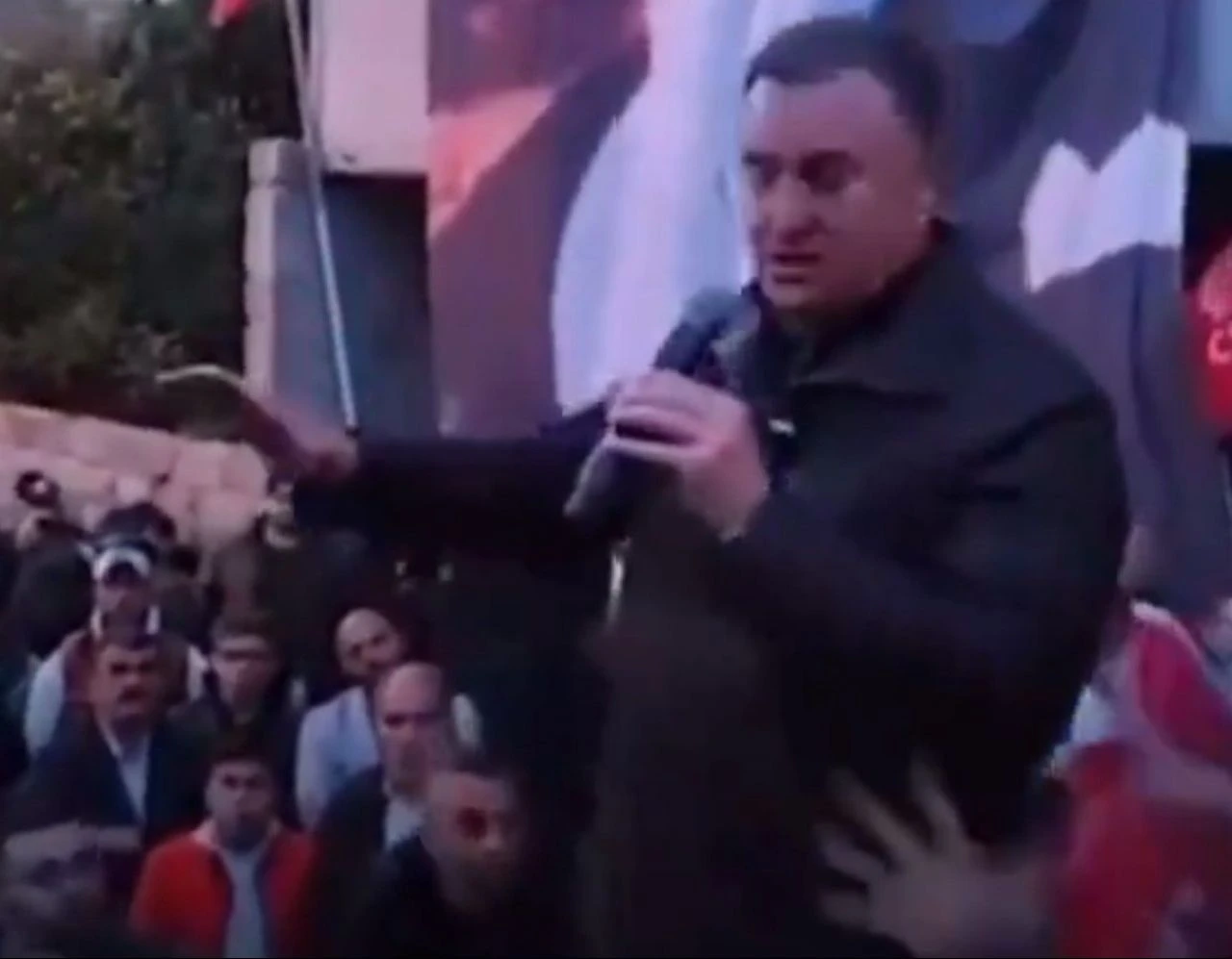 Son dakika! Hatay'da Lütfü Savaş'a saldırı! Sahneden aşağı itti - 1. Resim