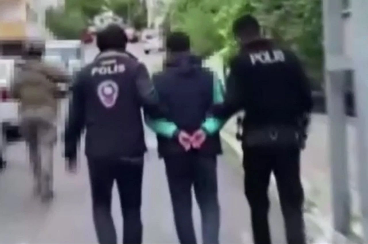 Vatandaşların  kişisel bilgilerini ele geçirip sosyal medyada sattılar! 13 kişi yakalandı