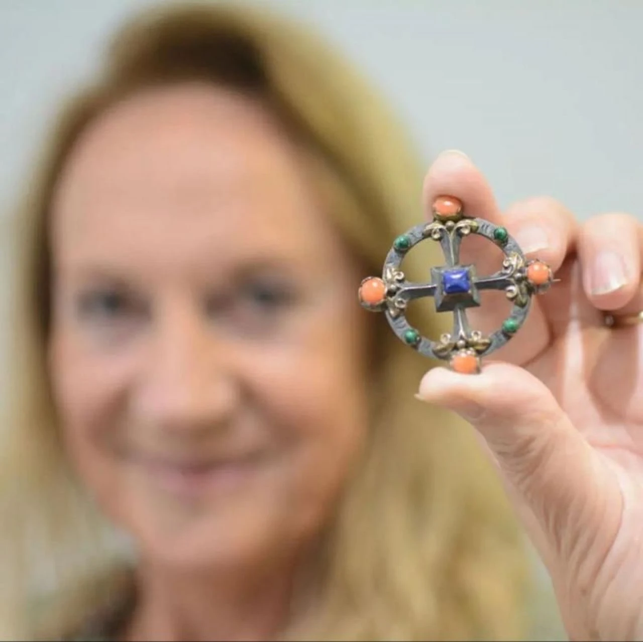 YouTube sayesinde fark etti! Bin liraya bile almadığı broşu yüz binlerce liraya sattı - 1. Resim