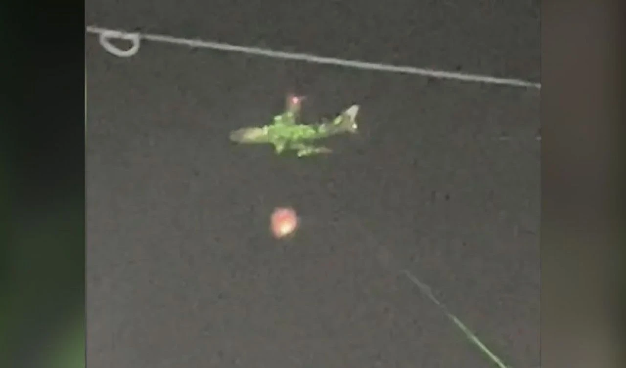 Yüzlerce kişi aynı anda lazerlerle uçağı hedef aldı! Tepki çeken o anlar