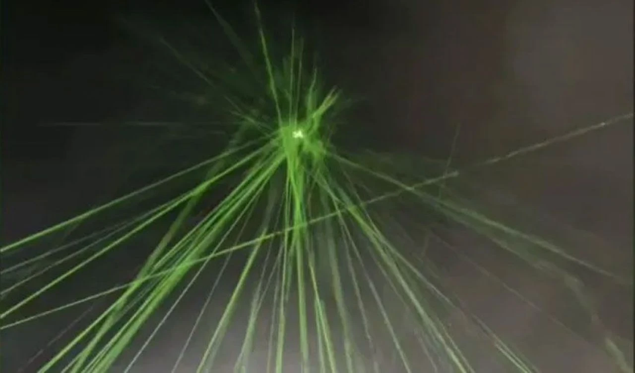 Yüzlerce kişi aynı anda lazerlerle uçağı hedef aldı! Tepki çeken o anlar