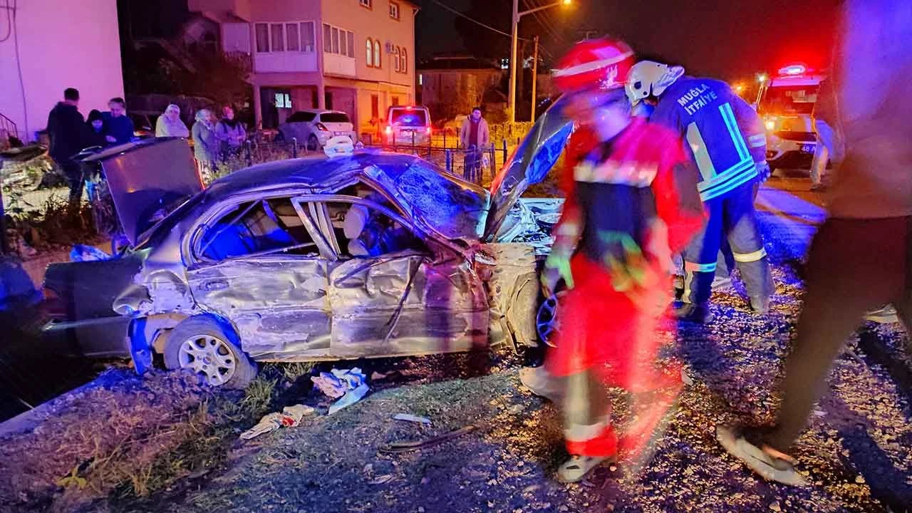 2 otomobil kafa kafaya çarpıştı: 1'i ağır 4 yaralı
