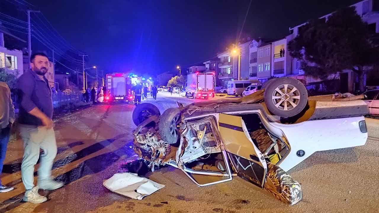 2 otomobil kafa kafaya çarpıştı: 1&#039;i ağır 4 yaralı