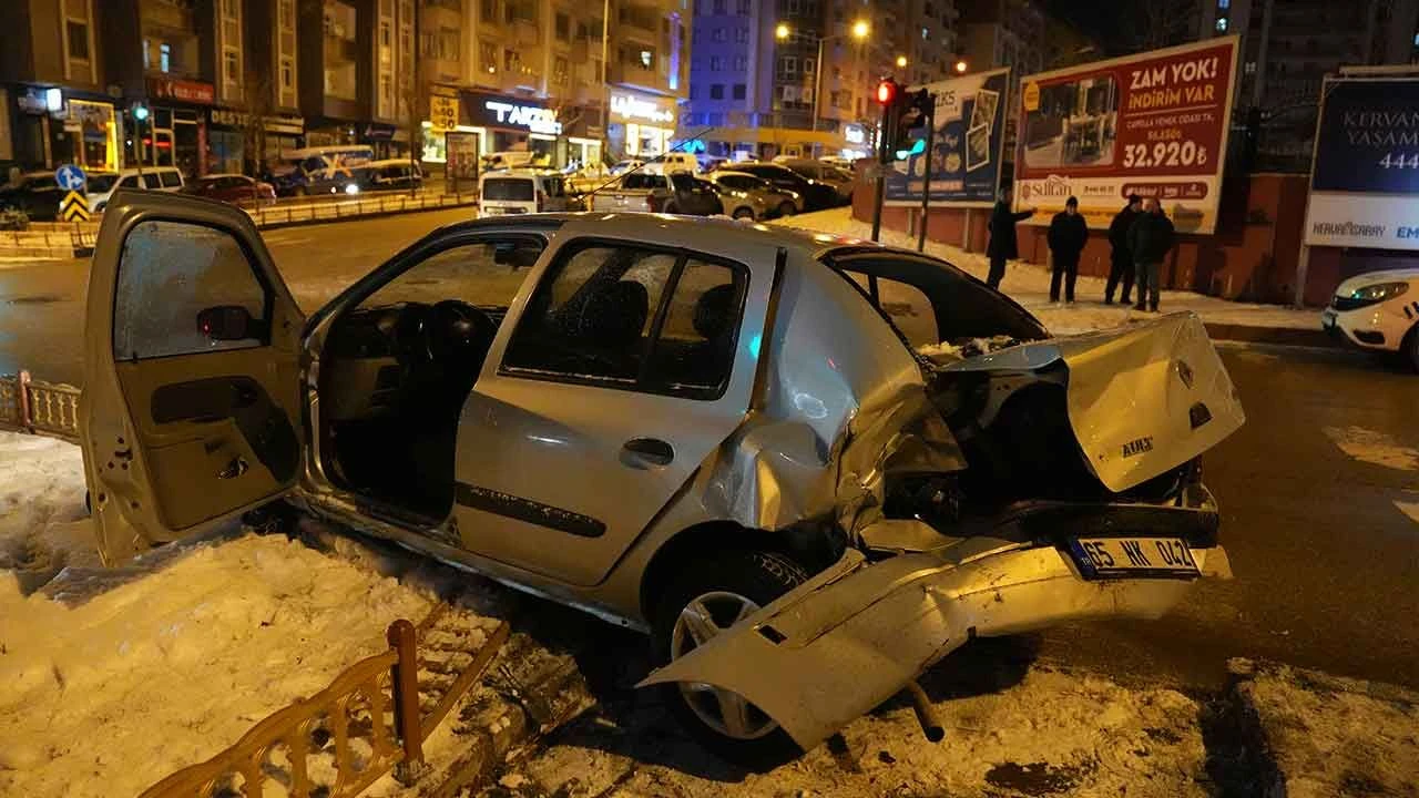 48 araç, 17 kaza, 12 yaralı... Erzurum'da kar yağışı kazaları beraberinde getirdi - 2. Resim