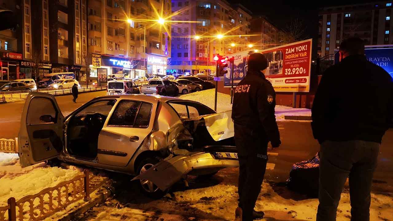 48 araç, 17 kaza, 12 yaralı... Erzurum&#039;da kar yağışı kazaları beraberinde getirdi