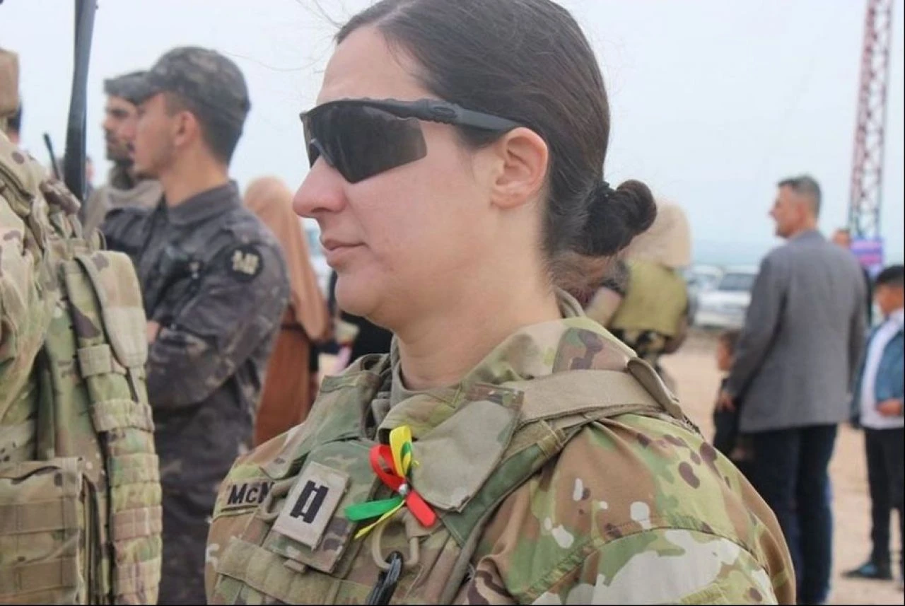 ABD askerleri PKK'lılarla birlikte kutladı! Kadın asker yakasına taktı