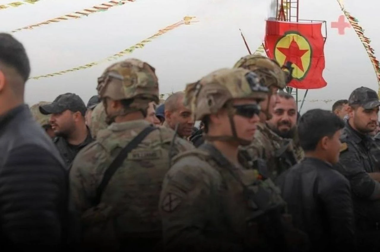 ABD askerleri PKK'lılarla birlikte kutladı! Kadın asker yakasına taktı