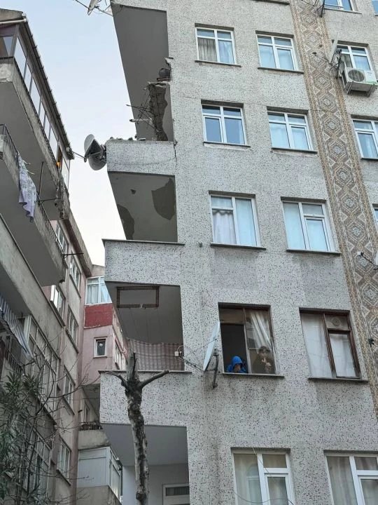 Güngören'de 6 katlı binanın balkonu bir anda çöktü! - 1. Resim