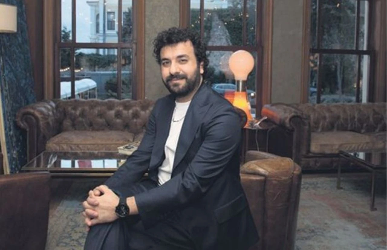 Hasan Can Kaya ekibini lüks aracıyla otobüs durağına bıraktı! O anlar sosyal medyada ilgi gördü - 2. Resim