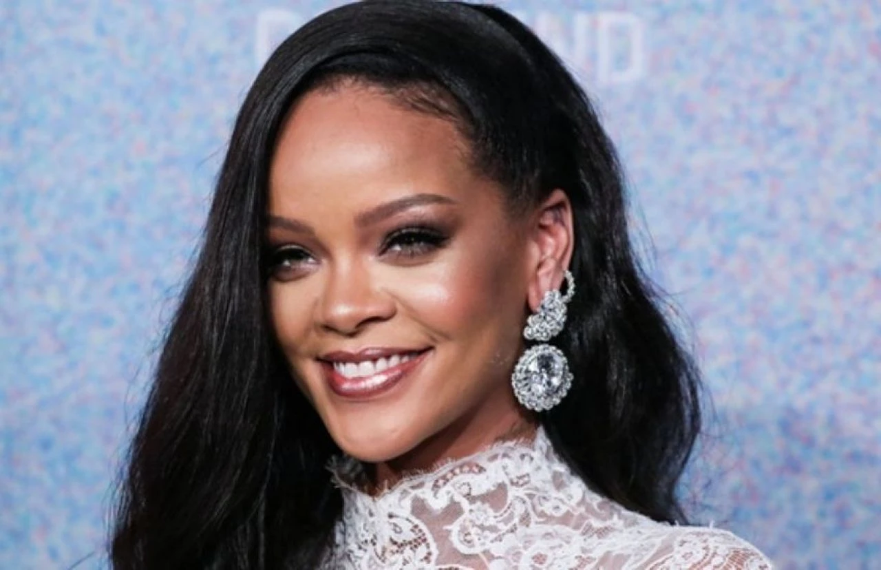 Kısacık kestirdiği saçlarını bir de sarıya boyadı! Rihanna yeni tarzıyla hiç beğenilmedi - 2. Resim