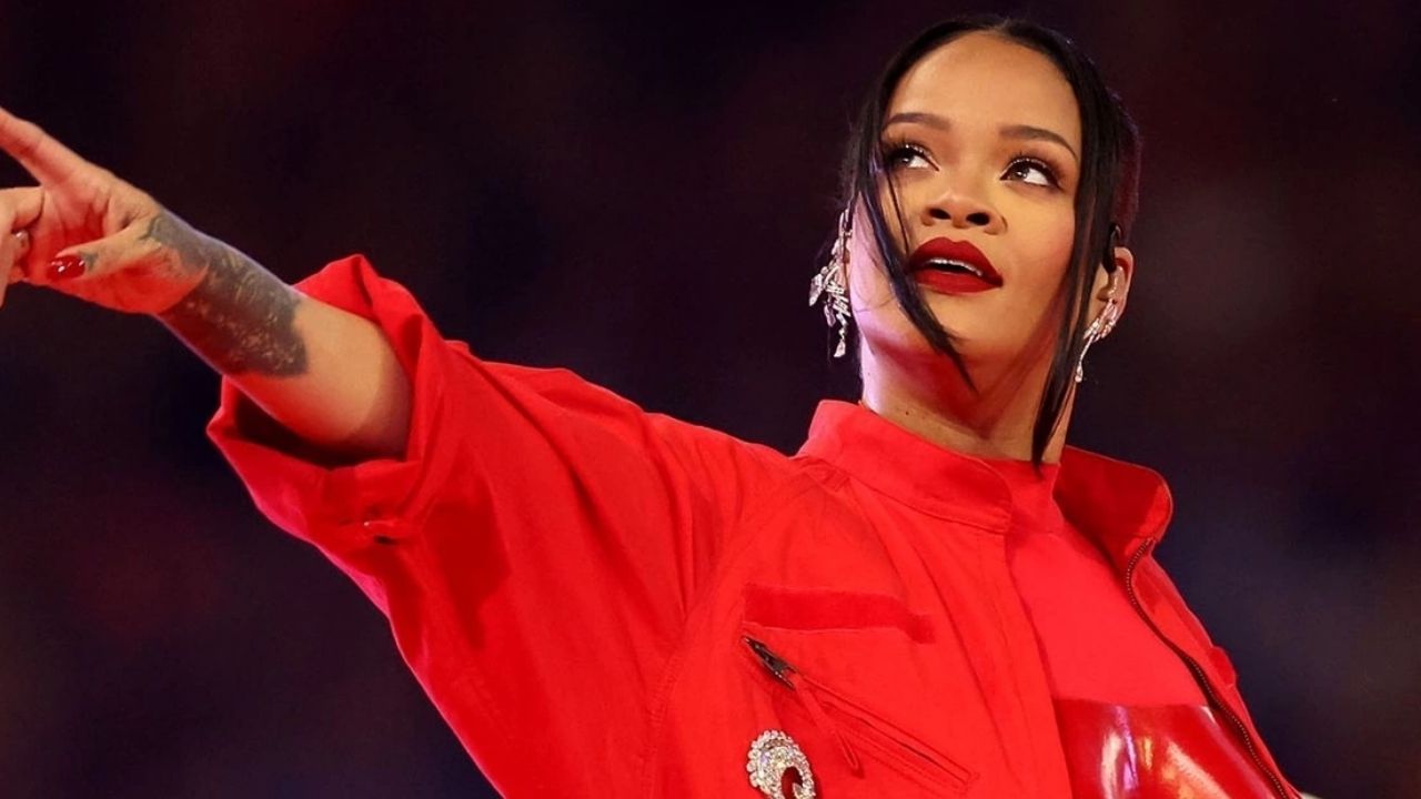 Kısacık kestirdiği saçlarını bir de sarıya boyadı! Rihanna yeni tarzıyla hiç beğenilmedi