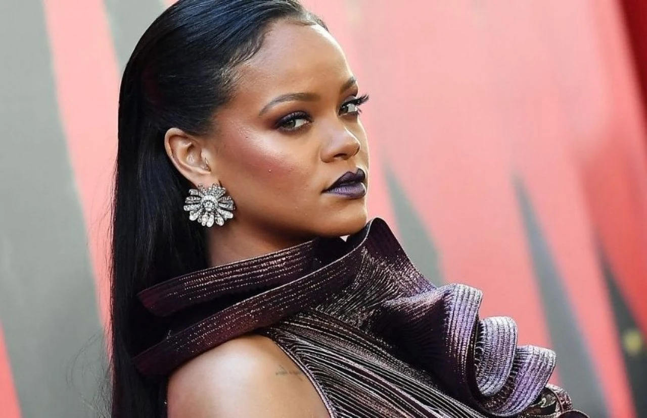 Kısacık kestirdiği saçlarını bir de sarıya boyadı! Rihanna yeni tarzıyla hiç beğenilmedi - 3. Resim