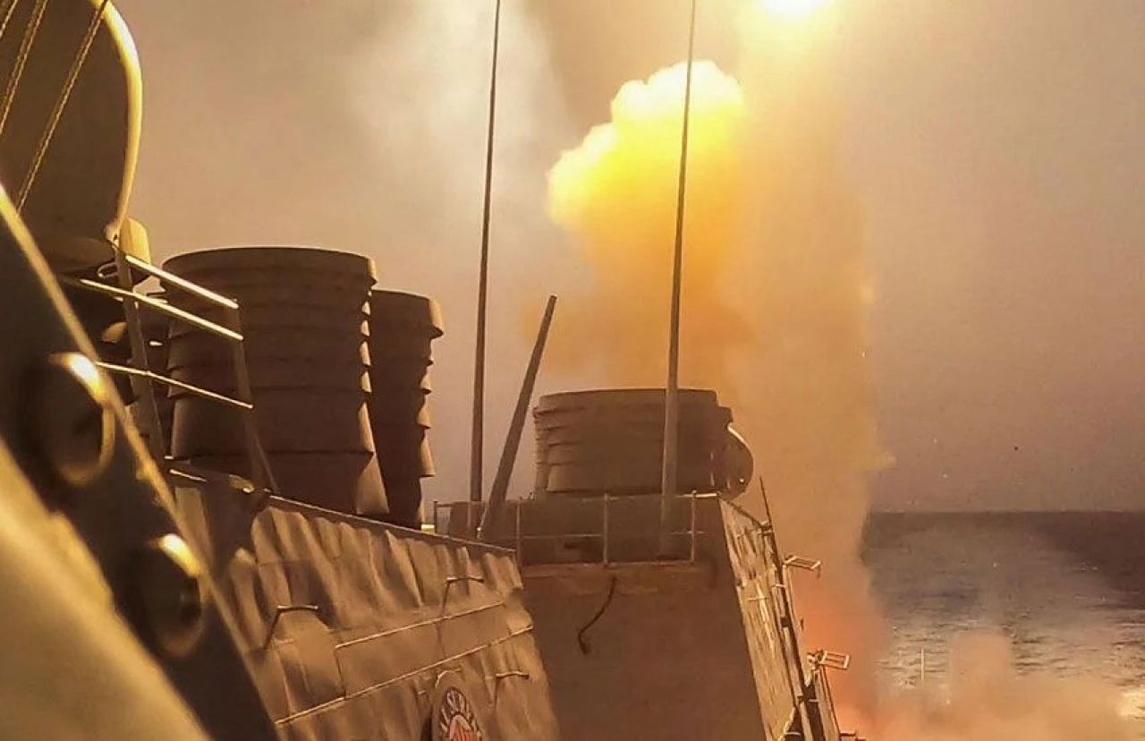 Kızıldeniz'de gerginlik tırmanıyor: Füzeli saldırıda gemi alevlere teslim oldu!