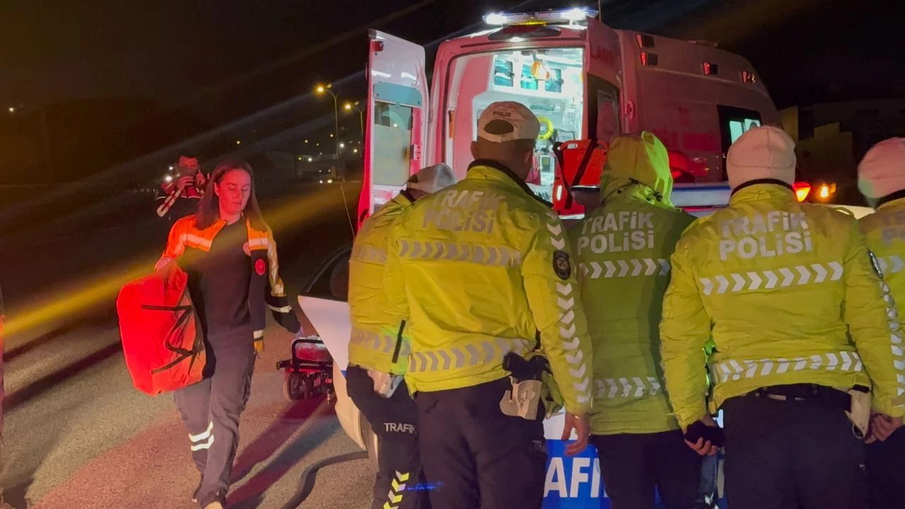 Polis aracı TEM'de kontrolden çıktı bariyerle çarptı: Polisler yaralı - 2. Resim