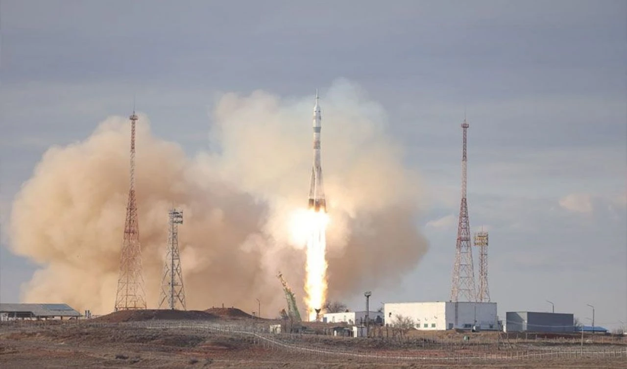 Rusya'nın uzay aracı 3 astronotla birlikte Kazakistan'dan fırlatıldı - 1. Resim