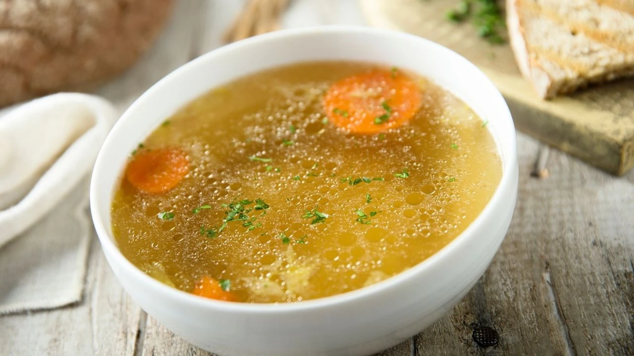 Ustalarından gençleştiren çorba! İftara en terbiyelisinden tavuk suyu çorbası