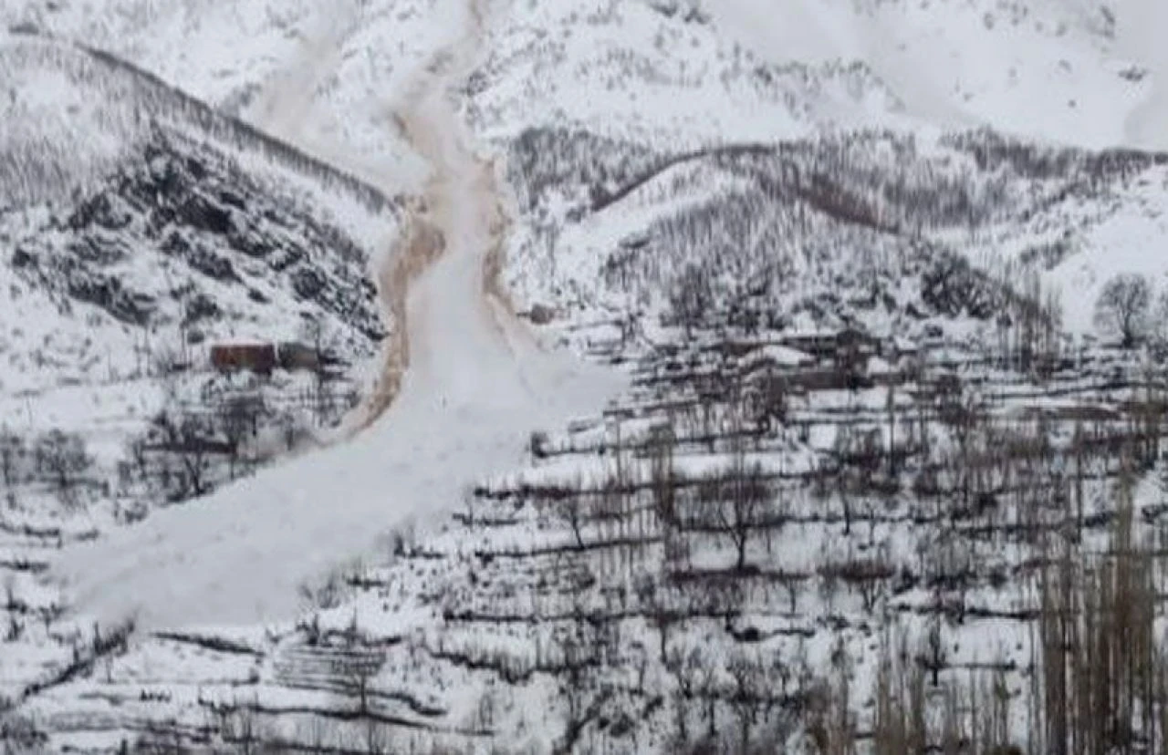 Yüksekova'da çığ felaketi: Şehirden izole oldu!