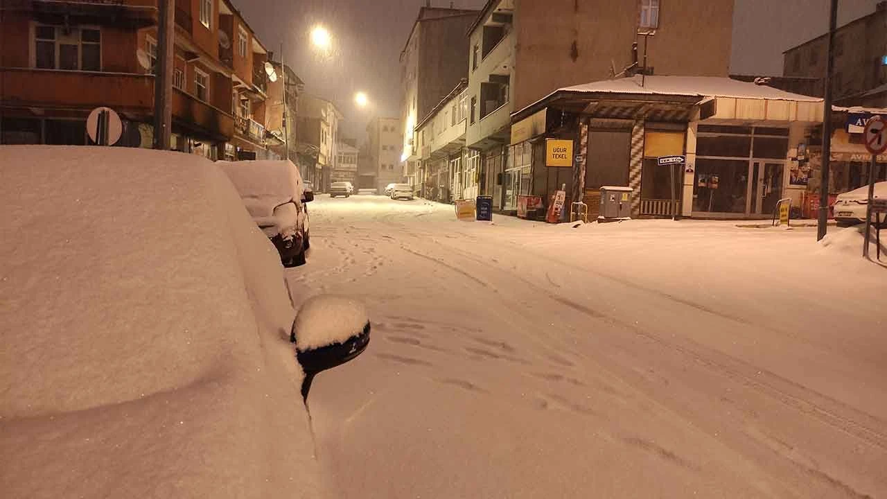 Ardahan beyaza büründü, kar kalınlığı 15 santime ulaştı - 1. Resim
