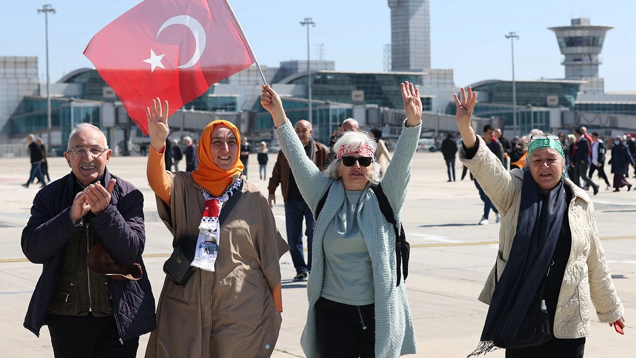 Binlerce kişi AK Parti Büyük İstanbul Mitingi'ne akın etti