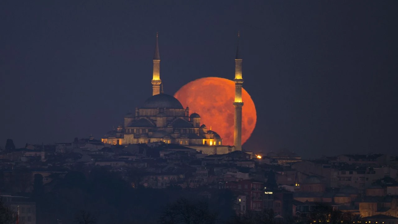 Dolunay İstanbul&#039;a çok yakıştı... Kartpostallık görüntüler