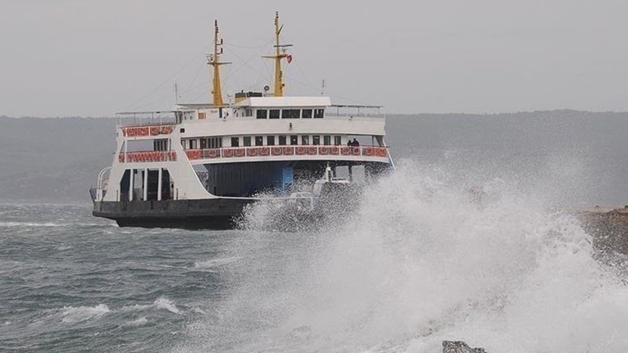 Feribot seferlerine fırtına engeli