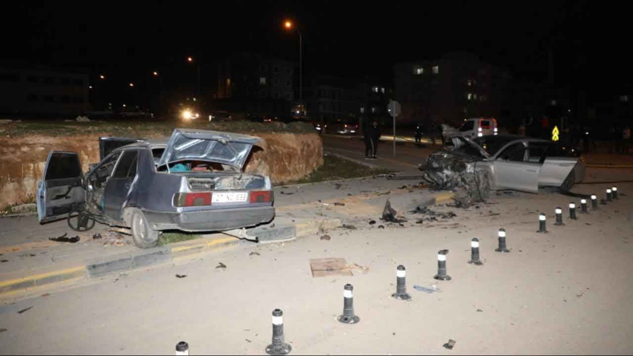 Gaziantep&#039;te feci kaza! İki otomobil çarpıştı: 7 yaralı