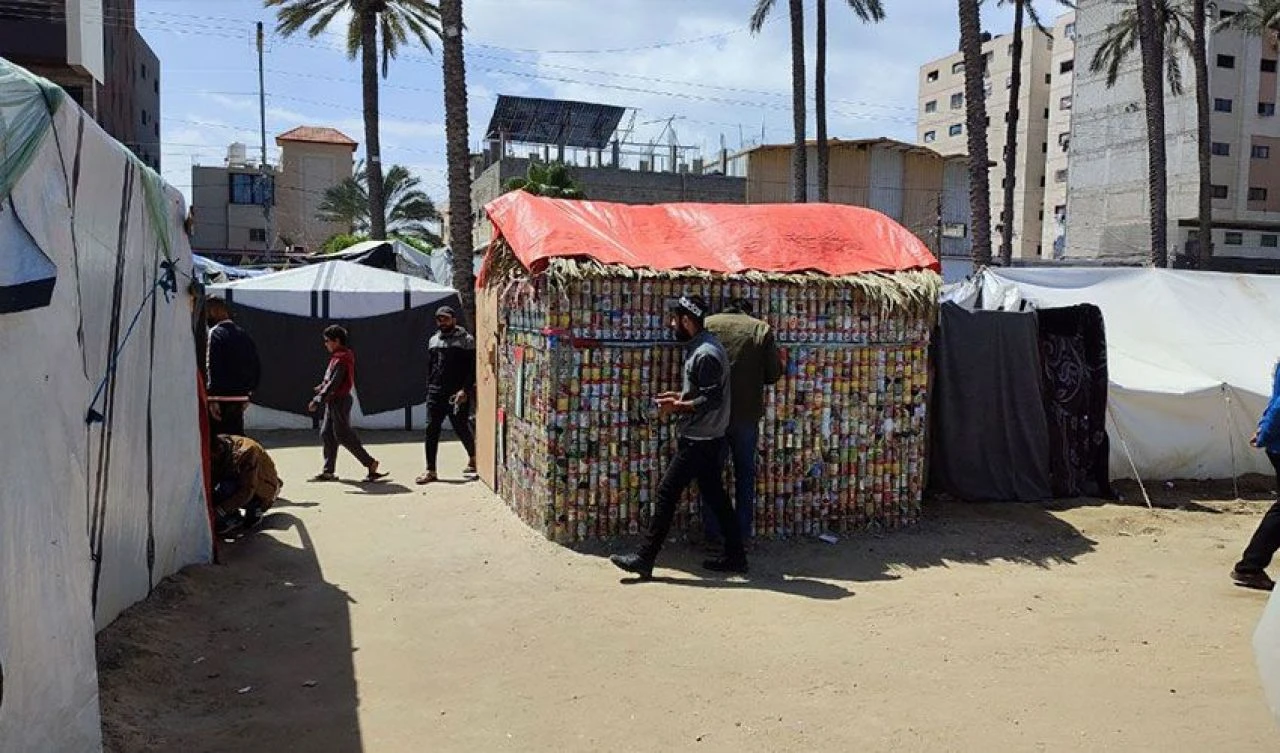 Hayatta kalma mücadelesi! 3 bin konserve kutusundan ev yaptı