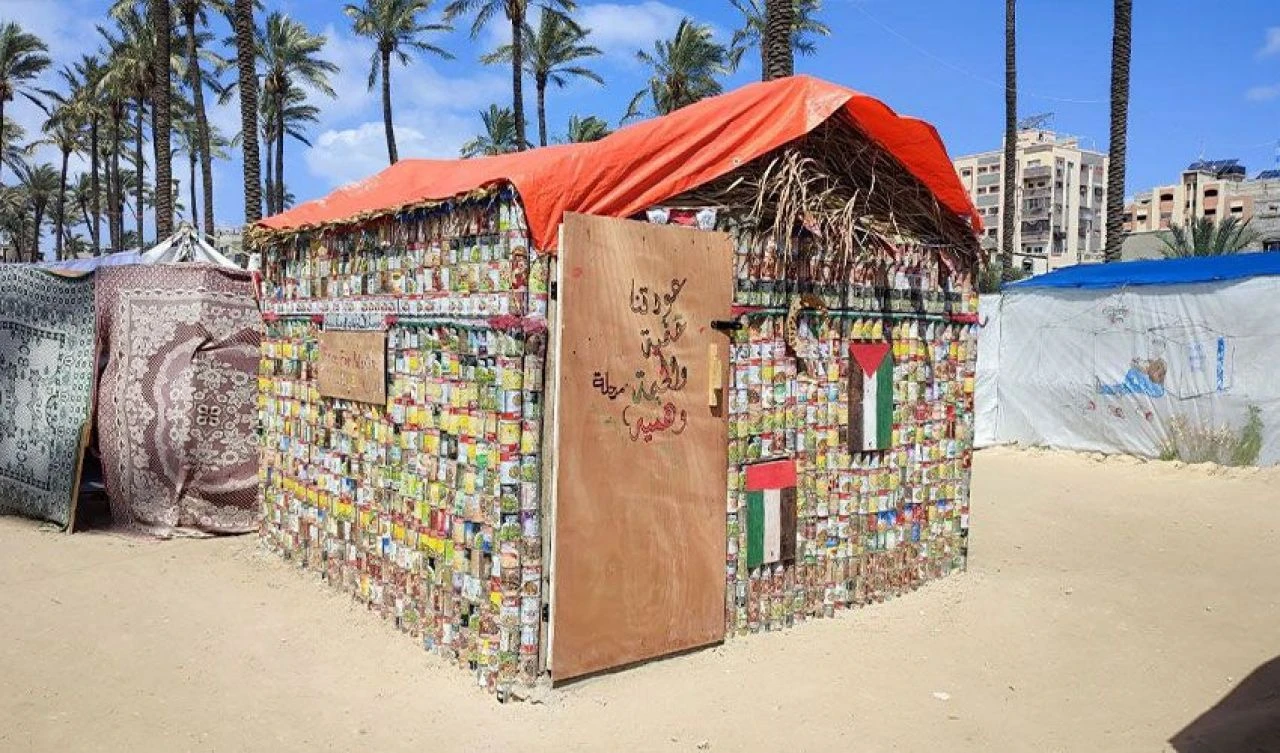 Hayatta kalma mücadelesi! 3 bin konserve kutusundan ev yaptı