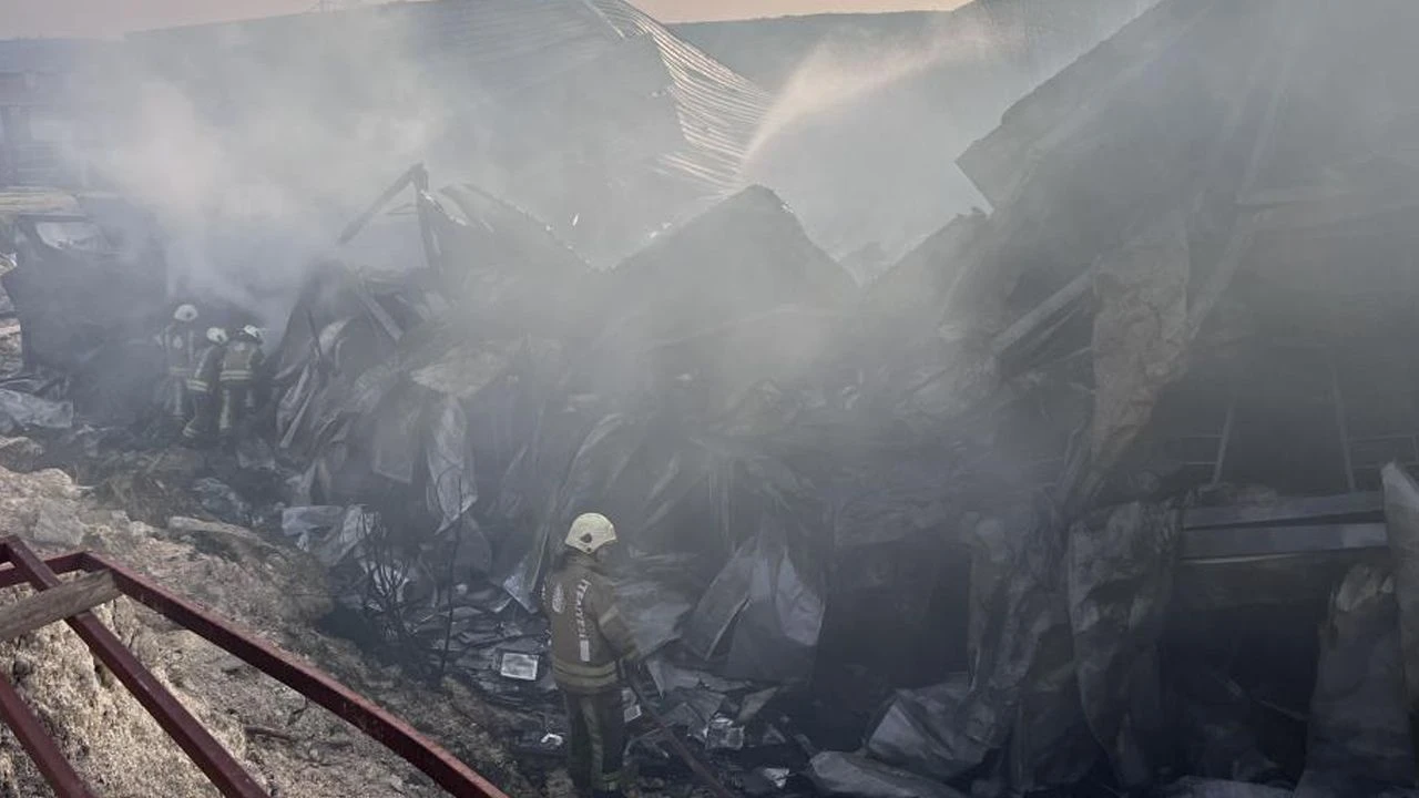 İşçilerin kullandığı prefabrik evde yangın: İtfaiye ekipleri alevlerle mücadele ediyor... - 1. Resim