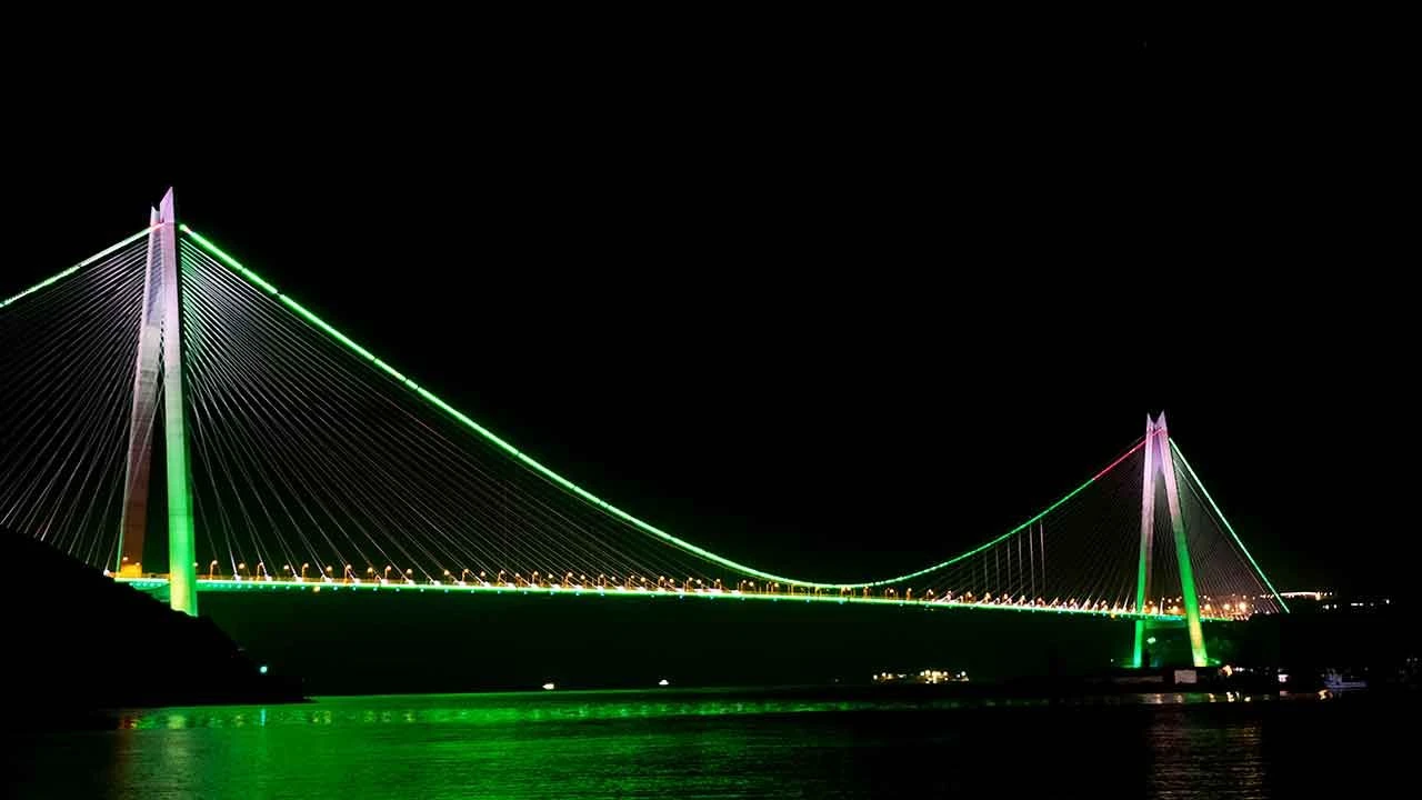 İstanbul'da köprüler Pakistan Milli Günü için ışıklandırıldı - 1. Resim