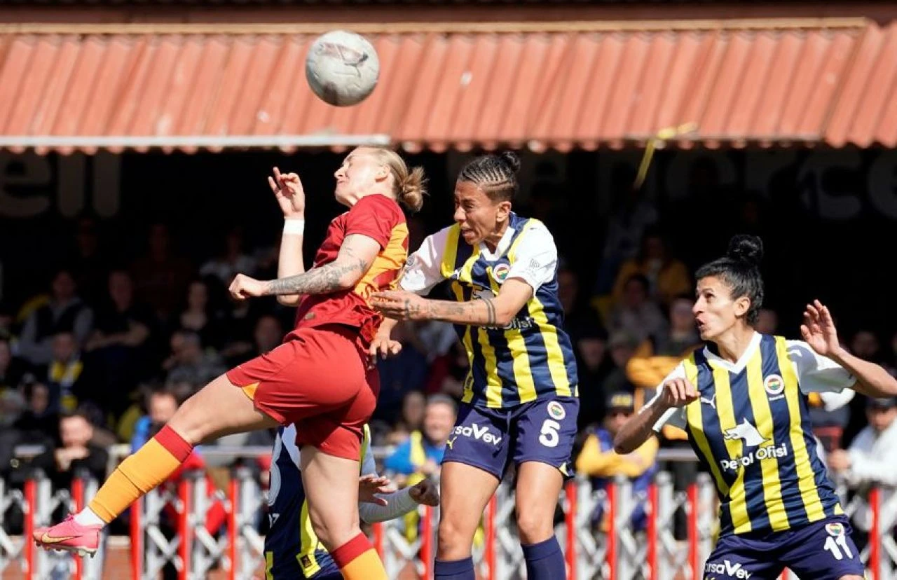 Kadınlar derbisinde kazanan Fenerbahçe oldu!