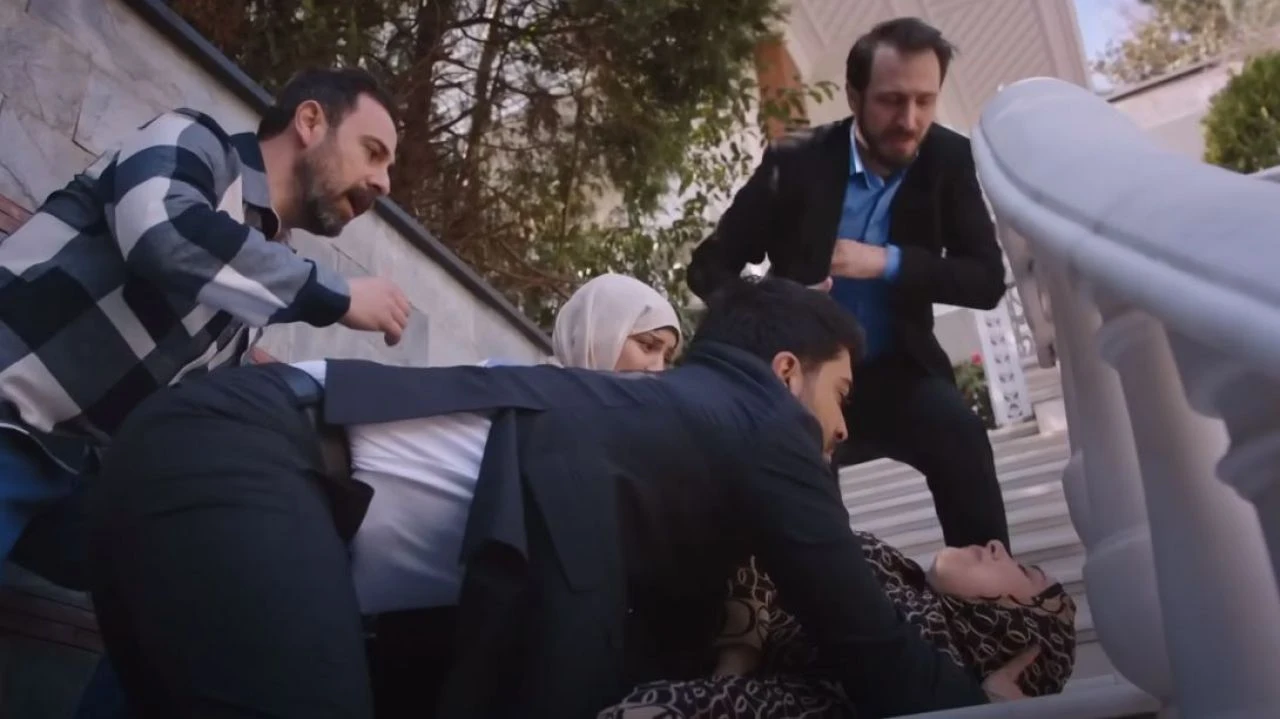 Kızılcık Şerbeti Pembe merdivenlerden yuvarlandı - 1. Resim