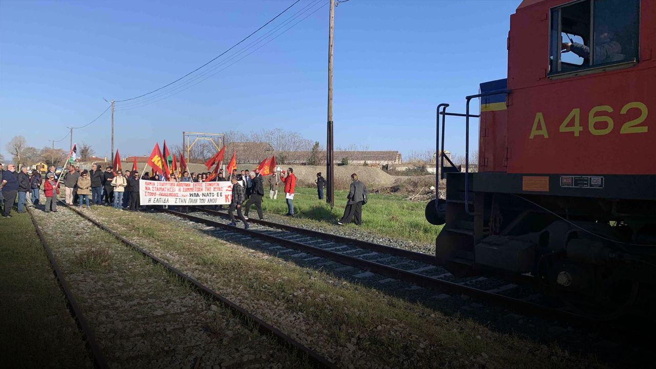 Komşudaki eylem NATO'ya dokundu! Tankları taşıyan tren durduruldu