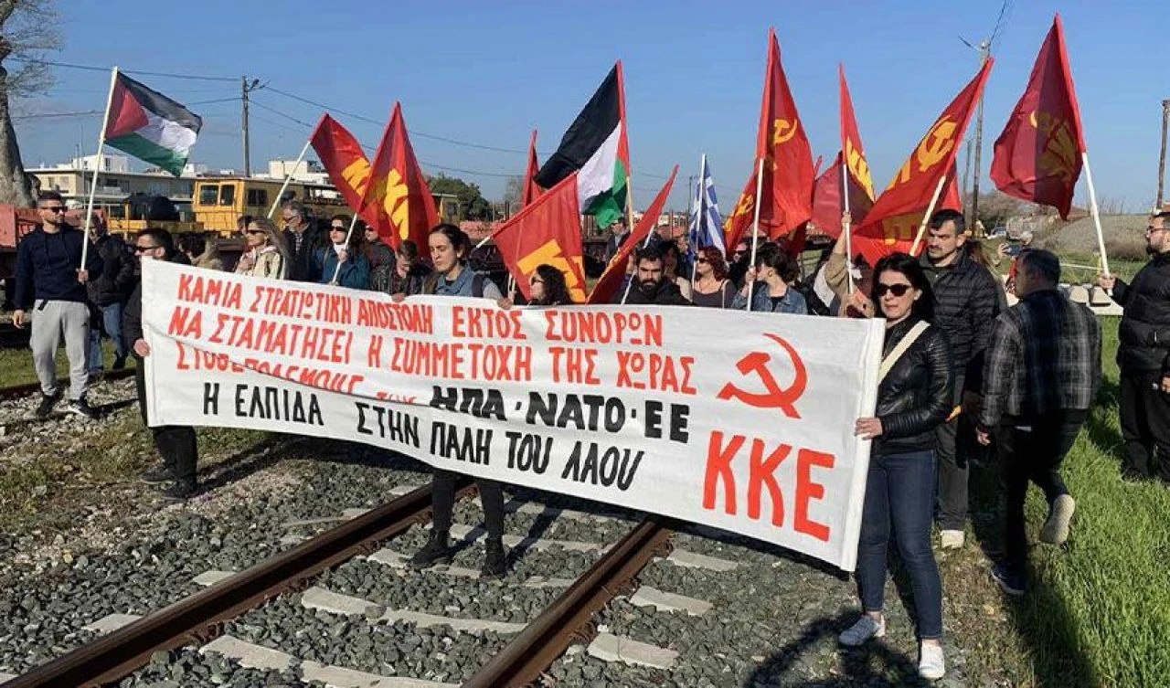 Komşudaki eylem NATO'ya dokundu! Tankları taşıyan tren durduruldu - 1. Resim