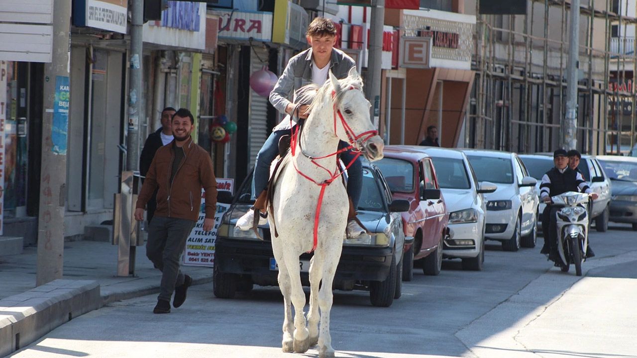 Konya&#039;da bir vatandaş, cadde ortasında atla gezintiye çıktı