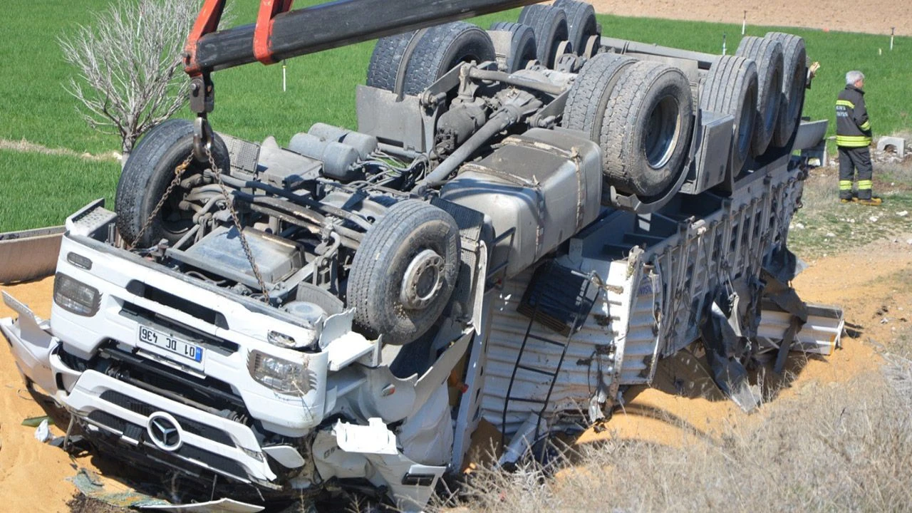 Konya’da tır şarampole devrildi: 1 ölü