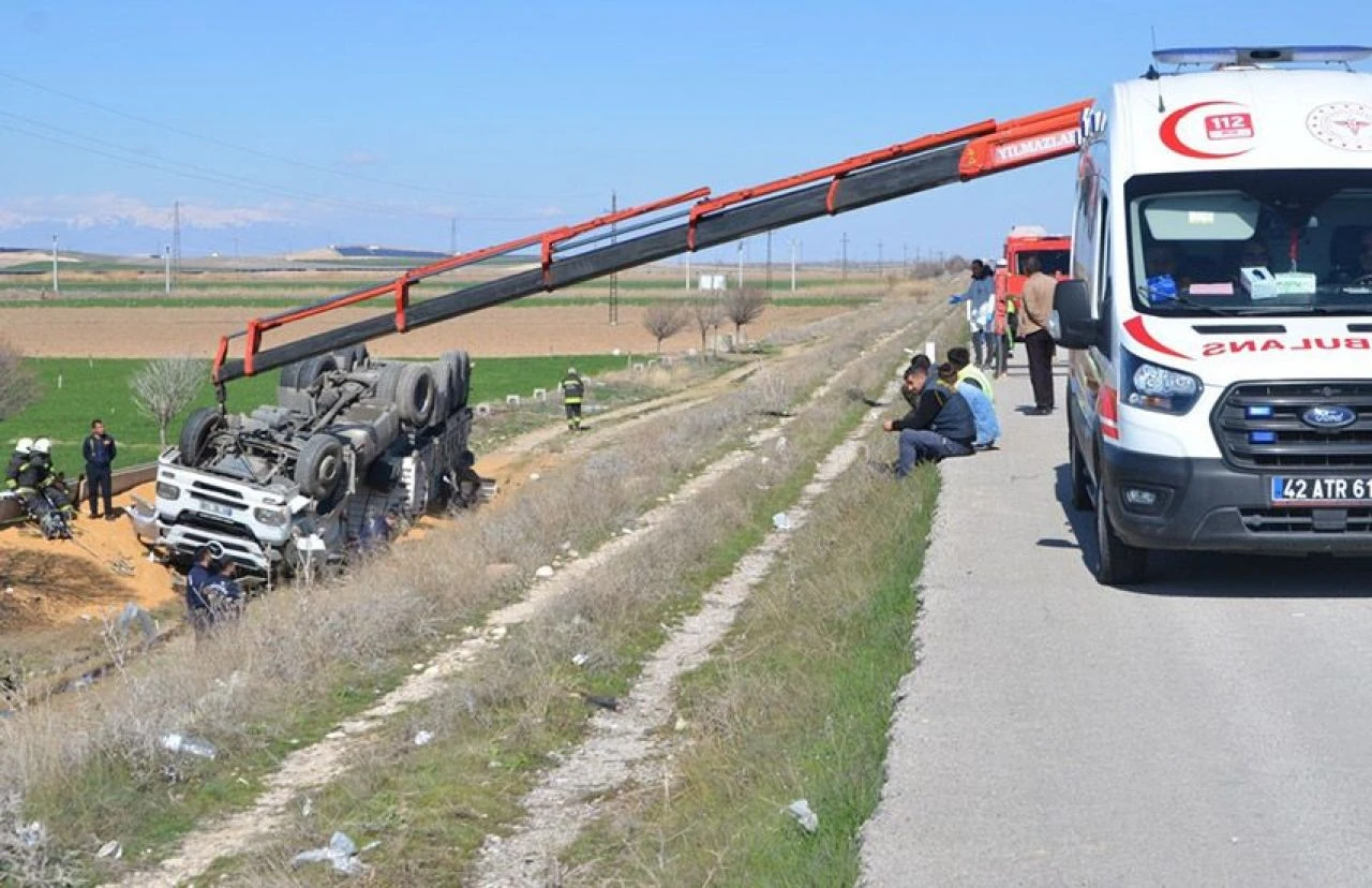Konya’da tır şarampole devrildi: 1 ölü
