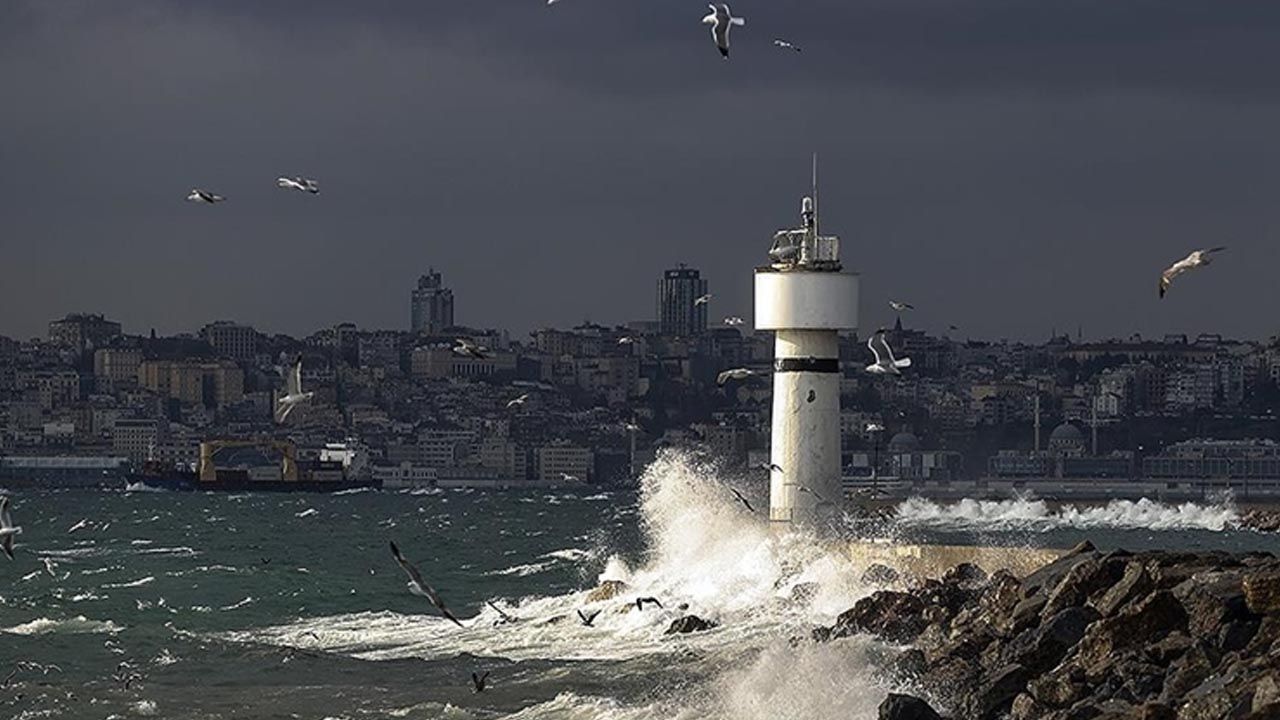 Valilik ve Meteoroloji&#039;den peş peşe uyarılar: Fırtına İstanbul&#039;a 80 km hızla vuracak!