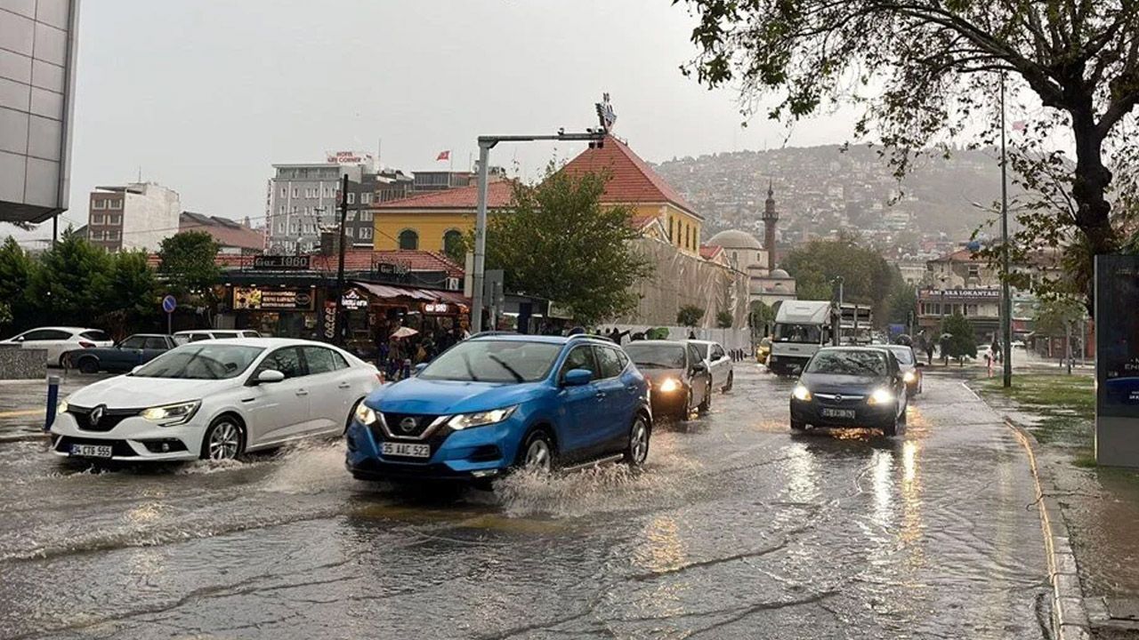 Meteoroloji&#039;den uyarı geldi: İzmir&#039;i sağanak ve fırtına esir alacak! 