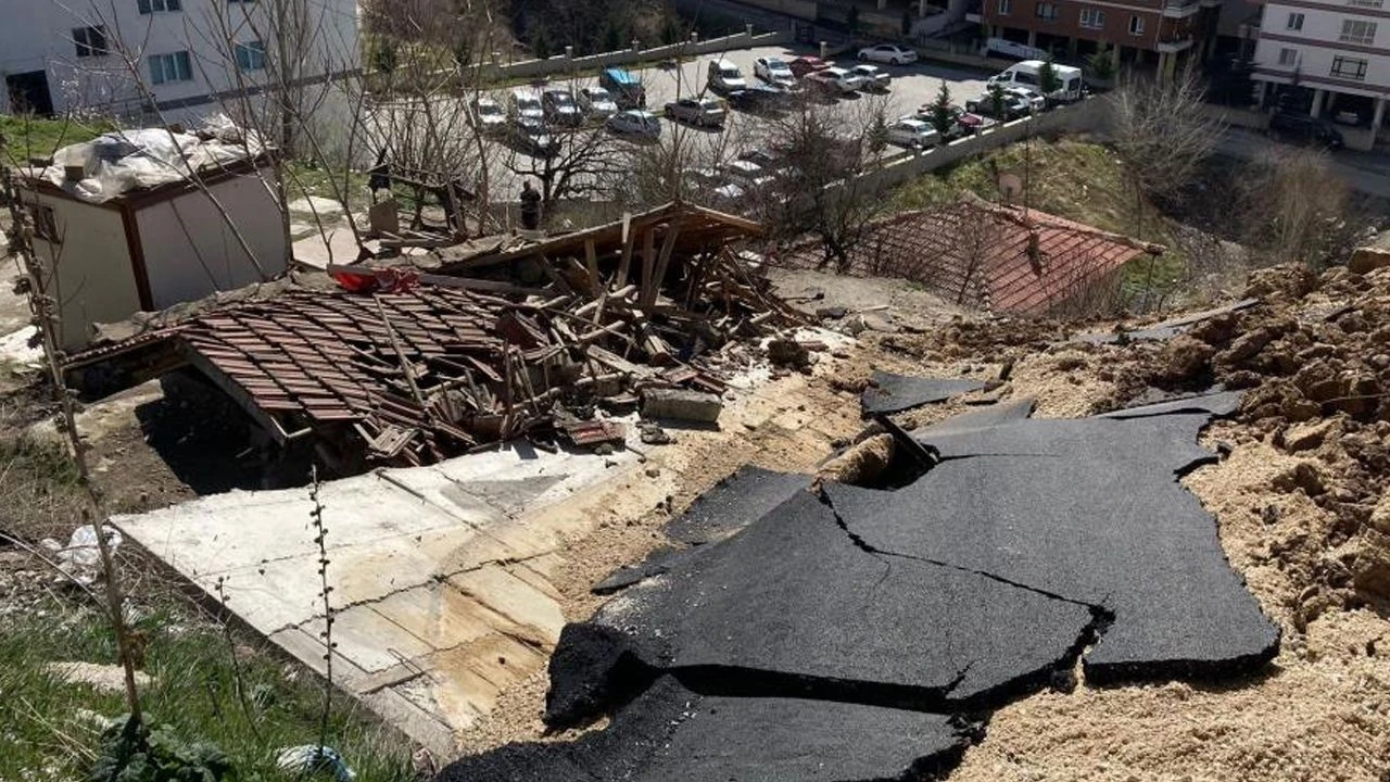 Sesler duydu, ölümden saniyelerle kurtuldu: İstinat duvarı gecekondunun üzerine çöktü