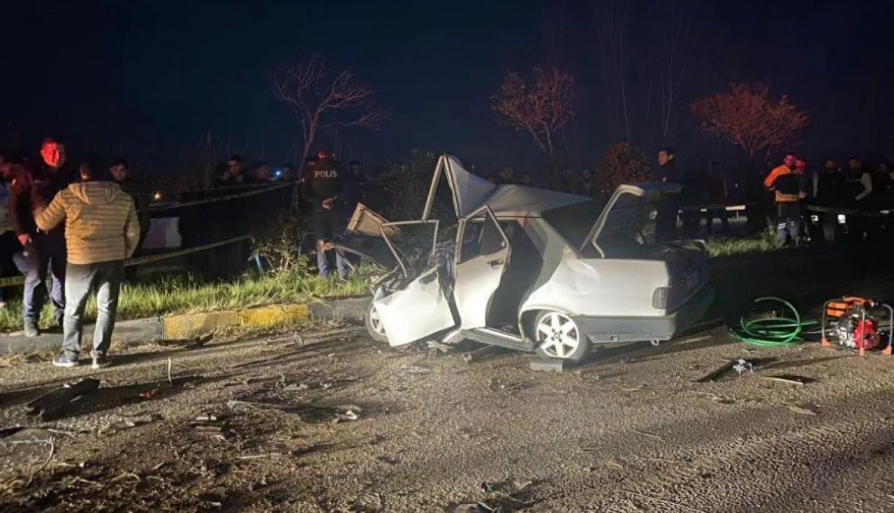 Antalya'da 3 araç birbirine girdi! Feci kazada 3 kişi hayatını kaybetti 