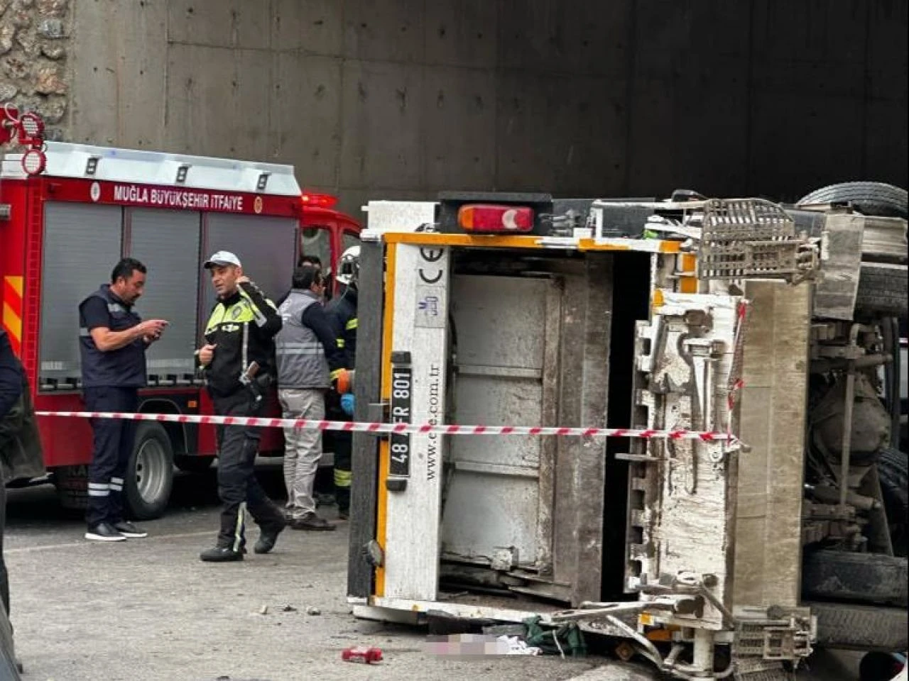 Belediyenin çöp kamyonu kanaldan aşağı uçtu! Şoför hayatını kaybetti