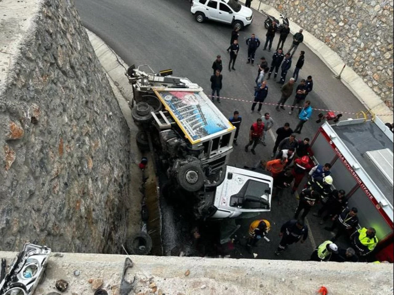 Belediyenin çöp kamyonu kanaldan aşağı uçtu! Şoför hayatını kaybetti