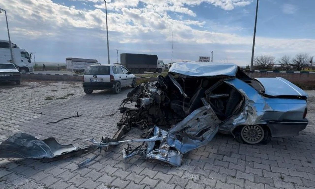 Beton mikserine çarpan otomobil paramparça oldu: Ölü ve yaralılar var