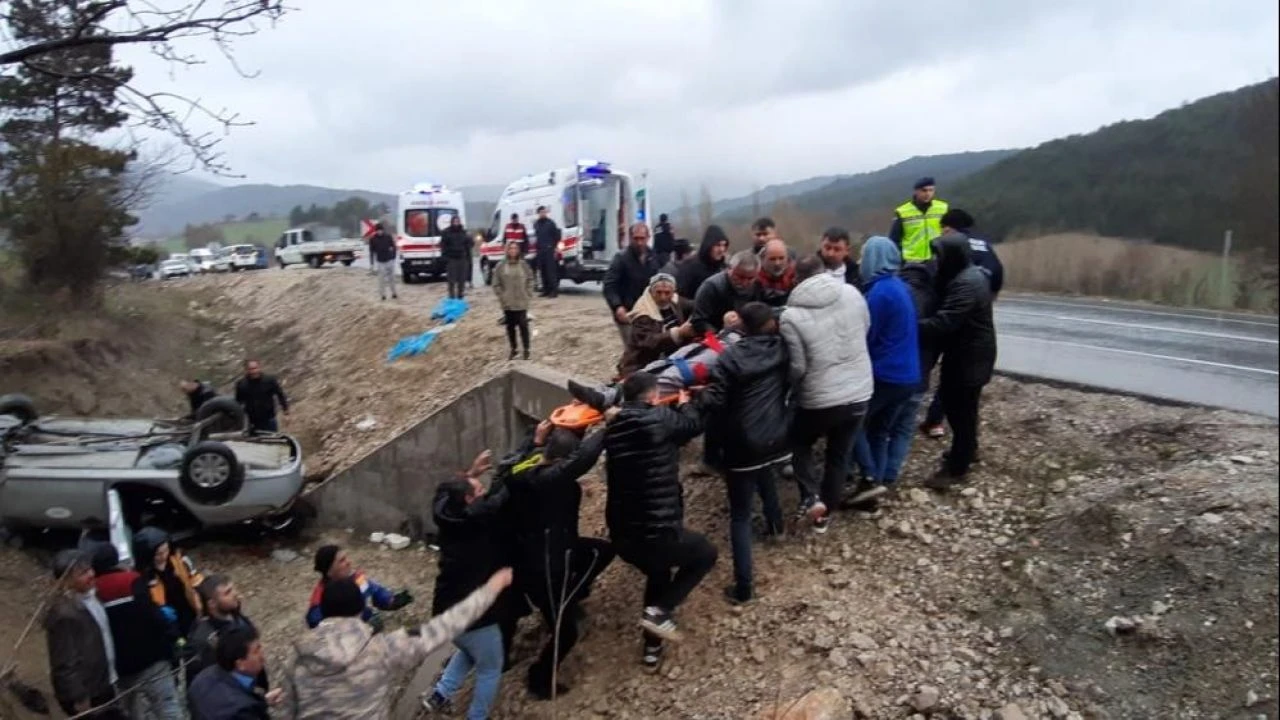 Bolu'da şarampole uçan otomobil ters döndü: Yaralılar var - 3. Resim